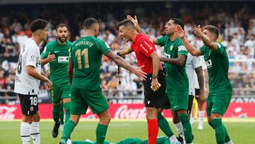 Pulido Santana la lía en Mestalla 