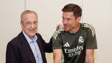 Florentino Pérez y Xabi Alonso, durante la concentración del Real Madrid en Palm Beach (Florida, Estados Unidos).