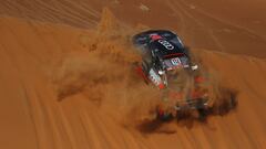 Ekstrom pilota el Audi en las dunas del Empty Quarter.