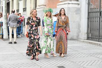 Teresa de la Cierva y sus hijas. La periodista acudió al enlace del alcalde de Msdrid junto a sus hijas Ymelda e Inés.