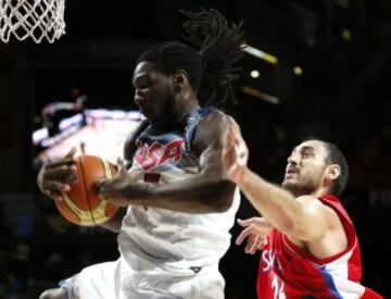 El ala-pívot estadounidense Kenneth Faried (i) con el balón ante el pívot serbio Nenad Krstic, durante la final del Mundial de Baloncesto 2014 que las selecciones de Estados Unidos y Serbia 