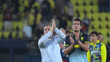 Cadiz's Spanish coach Sergio Gonzalez gestures at the end of the Spanish league football match between Villarreal CF and Cadiz CF at La Ceramica stadium in Vila-real on May 24, 2023. (Photo by Jose Jordan / AFP)