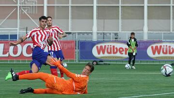 Turin (Italy), 07/08/2022.- Spanish forward Alvaro Morata (L) of Atletico Madrid scores the opening goal during the friendly soccer match Juventus Fc vs Atletico Madrid in Turin, Italy, 07 August 2022. (Futbol, Amistoso, Abierto, Italia) EFE/EPA/TINO ROMANO