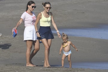 El tenista serbio, ganador del ¨²ltimo Wimbledon, y su mujer Jelena ?okovi? disfrutan de unos d¨ªas de descanso en familia en la Costa del Sol espa?ola.