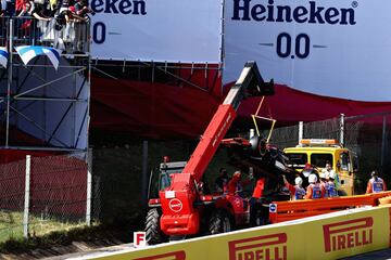El coche de Fernando Alonso remolcado por un camión tras quedarse parado en medio del circuito de Montmeló.