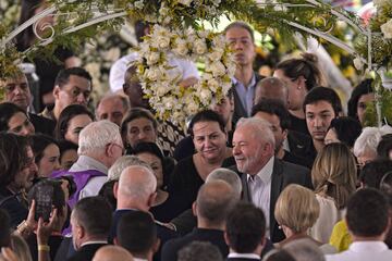El presidente de Brasil, Luiz Inácio Lula da Silva, llega al funeral de la leyenda del fútbol Pelé en el estadio Urbano Caldeira.
