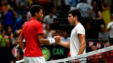 Carlos Alcaraz felicita a Auger-Aliassime tras su victoria en los play-offs de la Copa Davis.