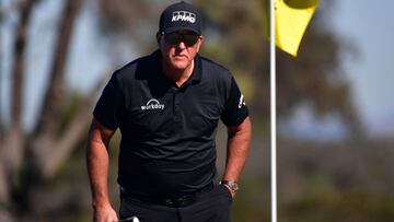 El golfista estadounidense Phil Mickelson, durante la disputa del The Farmers Insurance Open en el North Course del Torrey Pines Golf Course de La Jolla, California.