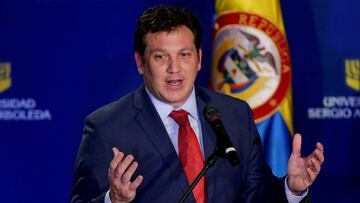 BOG24. BOGOTÁ (COLOMBIA), 03/10/2016. El presidente de la Confederación Sudamericana de Fútbol (CONMEBOL), Alejandro Domínguez, pronuncia un discurso en el marco del lanzamiento del "Competidor Integral" hoy, lunes 3 de octubre de 2016, en la Universidad Sergio Arboleda de Bogotá (Colombia). El modelo impulsado por la Universidad Sergio Arboleda busca reunir los valores contenidos dentro del fútbol para aplicarlos como competencias de formación para la vida. EFE/LEONARDO MUÑOZ