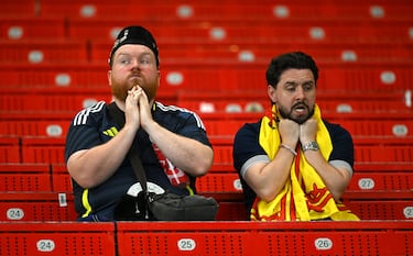 Dos aficionados de Escocia muestran su decepción tras la eliminación de la Eurocopa tras perder con Hungría. 

