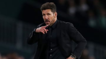 Simeone en el partido entre el Betis y el Atlético de Liga 2021-22.