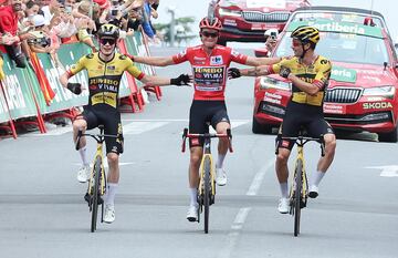 Los corredores del Jumbo; Sepp Kuss, Jonas Vingegaard y Primoz Roglic entran juntos en la meta de Guadarrama. 