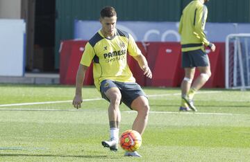 Visti la camiseta del Villarreal desde 2014 hasta 2016 alternando el filial y el primer equipo. 