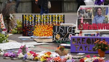 La gente se reúne en Jefferson Square a la espera de noticias sobre los cargos contra agentes de policía, el miércoles 23 de septiembre de 2020 en Louisville, Kentucky.