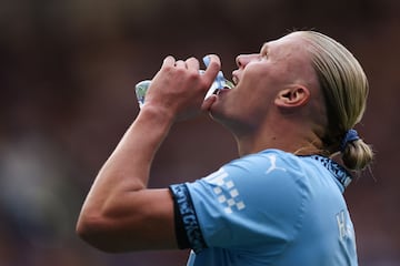 Manchester City's Norwegian striker #09 Erling Haaland drinks water during the English Premier League football match between Chelsea and Manchester City at Stamford Bridge in London on August 18, 2024. (Photo by Adrian DENNIS / AFP) / RESTRICTED TO EDITORIAL USE. No use with unauthorized audio, video, data, fixture lists, club/league logos or 'live' services. Online in-match use limited to 120 images. An additional 40 images may be used in extra time. No video emulation. Social media in-match use limited to 120 images. An additional 40 images may be used in extra time. No use in betting publications, games or single club/league/player publications. / 