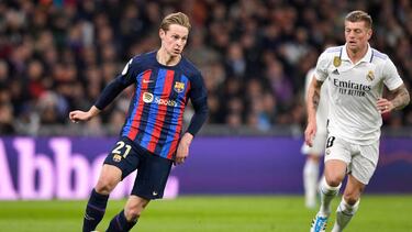 Frenkie de Jong, con el balón ante Toni Kroos.