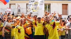 Varios hinchas colombianos apoyan a Egan Bernal en su d&iacute;a 