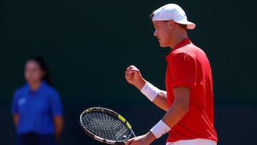 MARBELLA (MÁLAGA), 13/09/2025.- El danés Holger Rune ante el español Pablo Carreño en el partido de la segunda ronda clasificatoria de la Copa Davis, este sábado en el club de tenis Puente Romano en Marbella. EFE/ Jorge Zapata