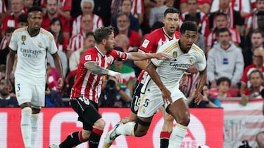 Athletic Bilbao's Spanish forward #10 Iker Muniain vies with Real Madrid's English midfielder #05 Bellingham during the Spanish Liga football match between Athletic Bilbao and Real Madrid at the San Mames stadium in Bilbao on August 12, 2023. (Photo by CESAR MANSO / AFP)