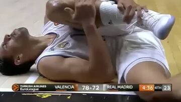 Gustavo Ayón se retiró lesionado tras torcerse el tobillo izquierdo