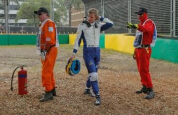 Marcus Ericsson tras acabar fuera de pista. 