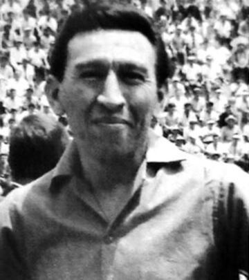 Futbolista en los años 40 y 50, militó en Atlante, León, Atlas, Oro (27) y Chivas. Marcó 201 goles.