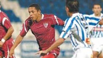 <b>ESPECTACULAR</b>. El jugador brasileño del Sevilla Adriano Correia anotó ante el Recreativo de Huelva un gol de excelente factura