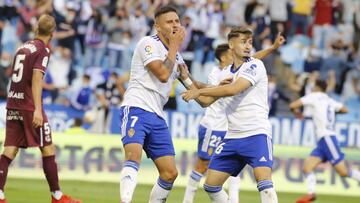 Narváez, junto a Borja Sáinz, se lamenta tras una ocasión fallada contra la Real Sociedad B.