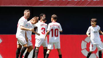 Capel, a la izquierda, jugando con el Sevilla en LaLiga Promises.