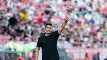 GIRONA, 04/10/2025.-El entrenador del Girona Michel, durante el partido de la jornada 8 de la LaLiga EA Sports entre el Girona FC y el Valencia, este sábado en el estadio municipal de Montilivi.-EFE/ David Borrat