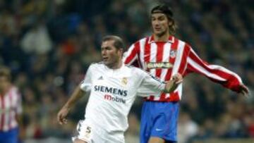 Zidane, en el único derbi en el que se enfrentó a Simeone. En la imagen, junto a Dos Santos.
