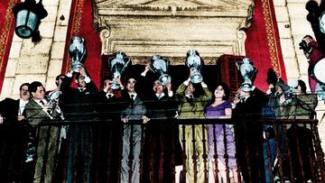 Los jugadores blancos levantan en el balc&oacute;n del Ayuntamiento de Madrid las cinco primeras Copas de Europa, conquistadas entre 1956 y 1960.