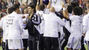 <b>EN LA CIMA. </b>Mourinho fue manteado por sus jugadores tras ganarle al Barça la final de la Copa.