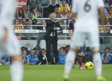 Ancelotti entrenador del Real Madrid durante el partido de Liga correspondiente a la décima jornada de liga entre el Barcelona y el Real Madrid en el Camp Nou.