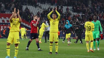 Soccer Football - Champions League - Lille v Chelsea - Stade Pierre-Mauroy, Villeneuve-d'Ascq, France - March 16, 2022 Chelsea's Thiago Silva and Cesar Azpilicueta applaud fans after the match REUTERS/Pascal Rossignol