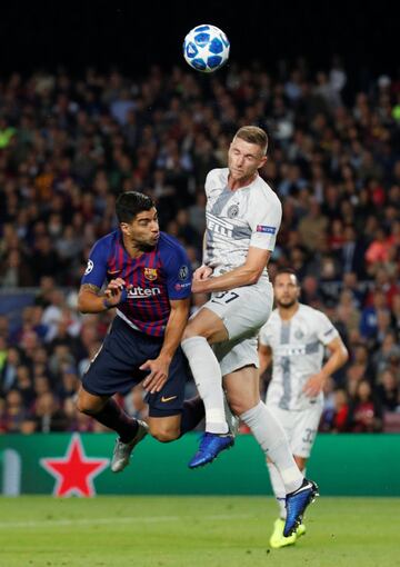 Milan Skriniar y Luis Suarez.