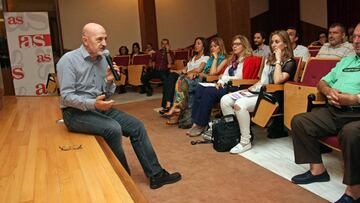 Sebas Álvaro durante su conferencia en la Cátedra Ferrándiz.
