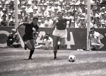 Javier Valdivia Huerta correteando Giacinto Facchetti en el duelo contra Italia.