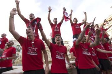 Los jugadores del Sevilla en la Fuente de Híspalis, en la plaza de la Puerta de Jerez, durante el paseo triunfal que ha realizado el equipo esta tarde para festejar y ofrecer a la ciudad su quinta Liga Europa conseguida el pasado miércoles en Basilea (Suiza)