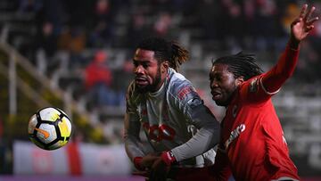 Jugadores del Standard Lieja y Antwerp disputan un balón