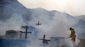 Hombre fumiga en Brasil.