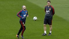 Lopetegui observa al grand&iacute;simo y querido Iniesta en un entrenamiento con la Selecci&oacute;n.