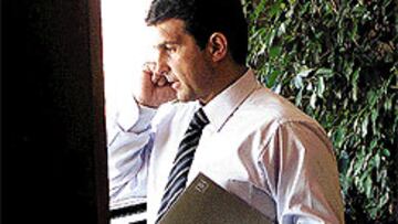 <B>COLGADO</B>. Joan Laporta vive pendiente de los números.