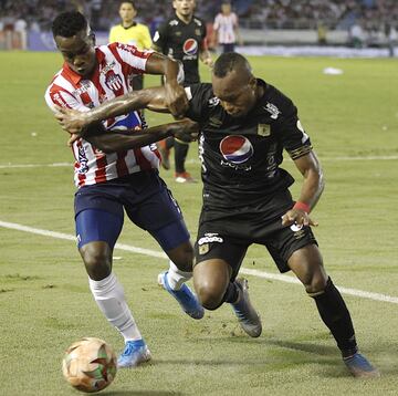 Partido cerrado y jugado en mitad de campo. Así fue la final de ida de la Liga Águila entre Junior y América.