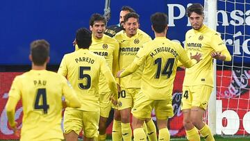 Villarreal's players celebrate after Spanish forward Gerard Moreno scored a goal during the Spanish league football match between CA Osasuna and Villarreal CF at El Sadar stadium in Pamplona on December 19, 2020. (Photo by ANDER GILLENEA / AFP)