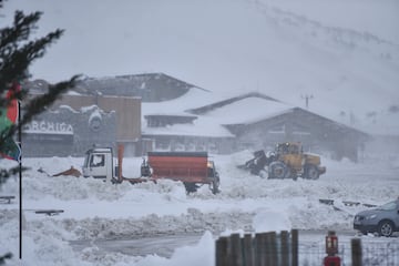 Labores de retirada de la nieve acumulada en carreteras y coches en Formiga.