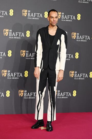 Raven Smith posa en la alfombra roja de los premios BAFTA 2025 celebrados en el Royal Festival Hall del Southbank Centre de Londres.