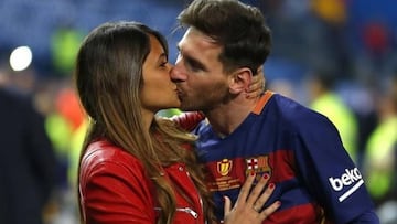 Lionel Messi y Antonella Roccuzzo dándose un beso