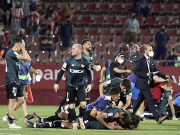 Los jugadores del Rayo Vallecano celebran el ascenso a Primera División tras ganar al Girona 0-2.
