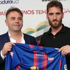 El Extremadura presenta a Fausto Tienza y ficha a Luciano Balbi